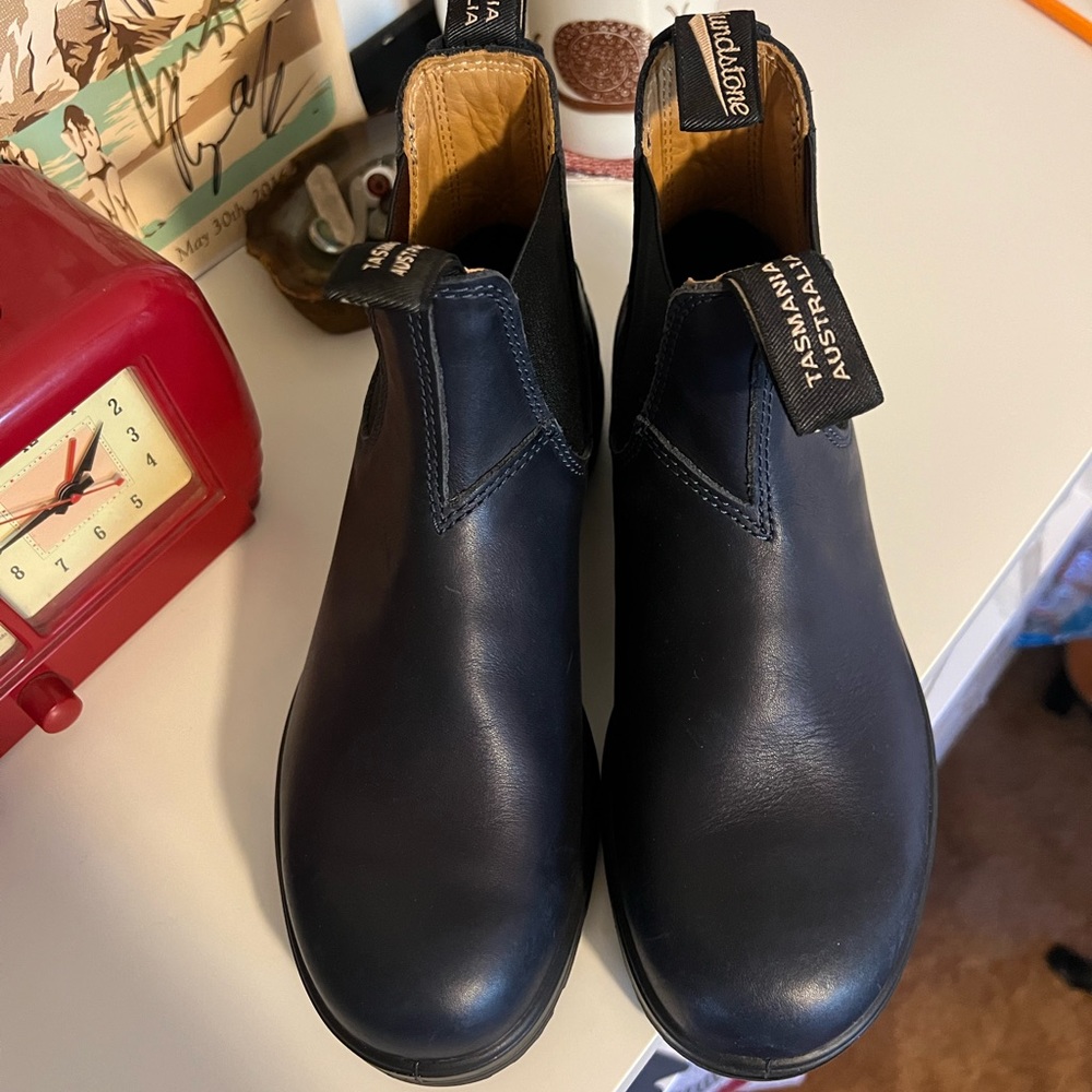 Brand new Never worn Blundstone #2246 US size 8W